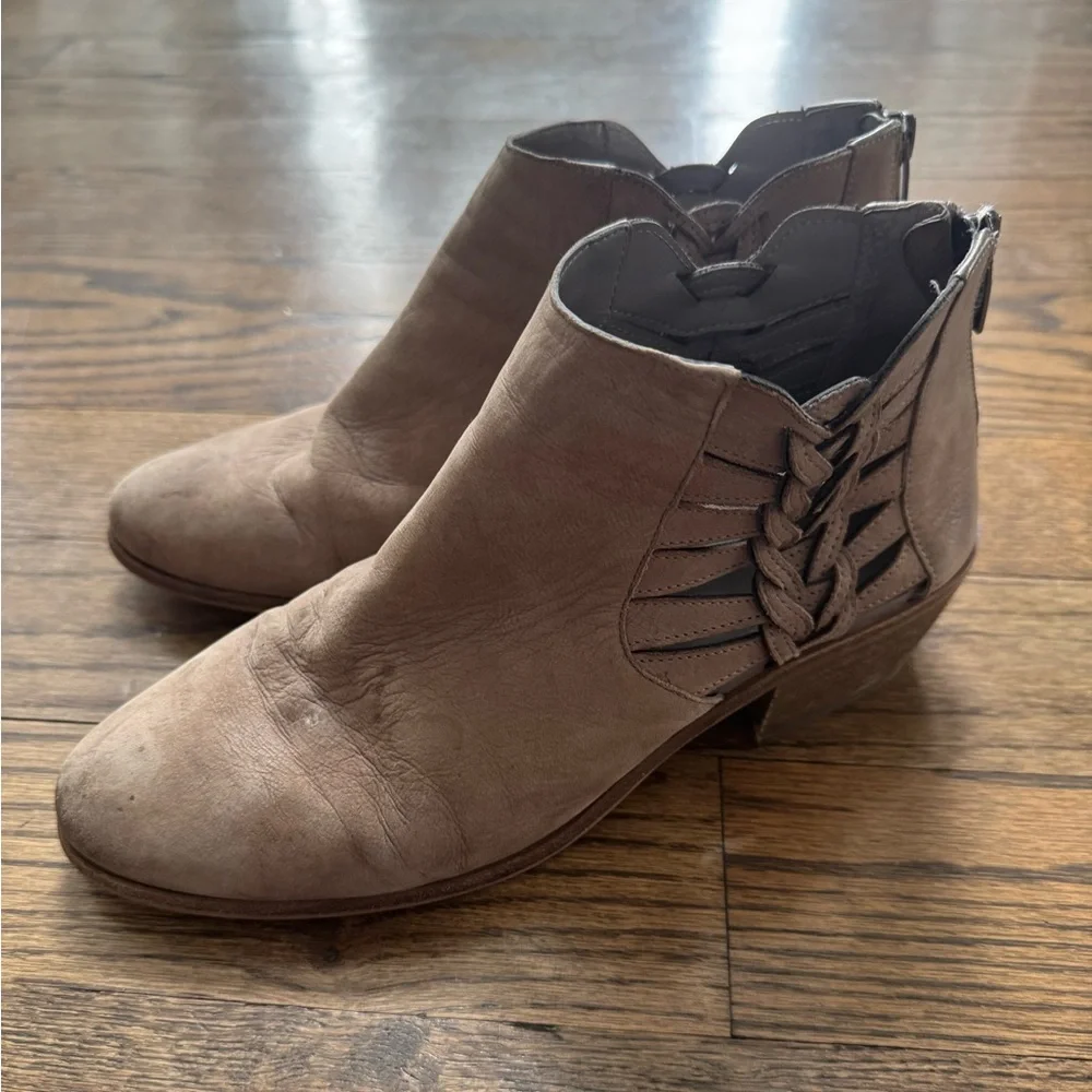 Vince Camuto Prestetta Leather Ankle Booties – Women’s 9W Wide